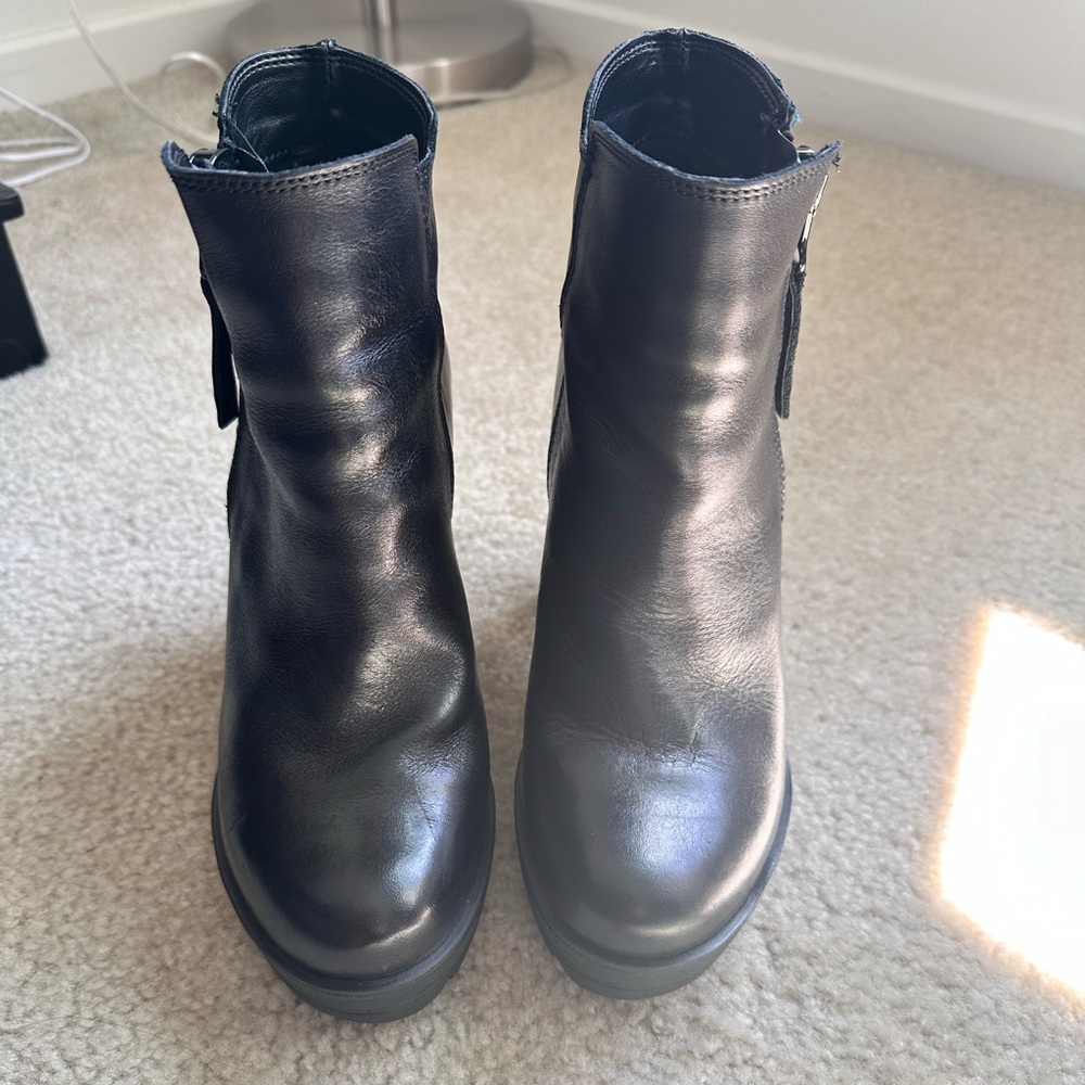 Never Worn Steven Madden Black Leather Boots size 8